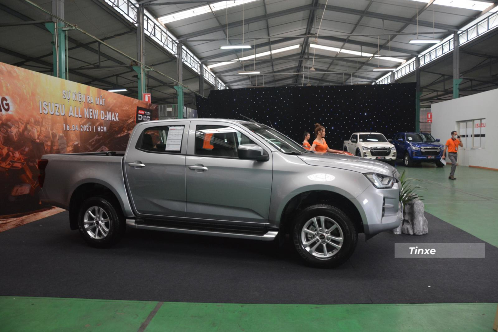 Isuzu D-Max Prestige 2021 sử dụng mâm 17 inch màu bạc, phiên bản Isuzu D-Max Type Z 2021 được trang bị mâm 18 inch màu đen nhám Isuzu D-Max Prestige 2021 sử dụng mâm 17 inch màu bạc, phiên bản Isuzu D-Max Type Z 2021 được trang bị mâm 18 inch màu đen nhám