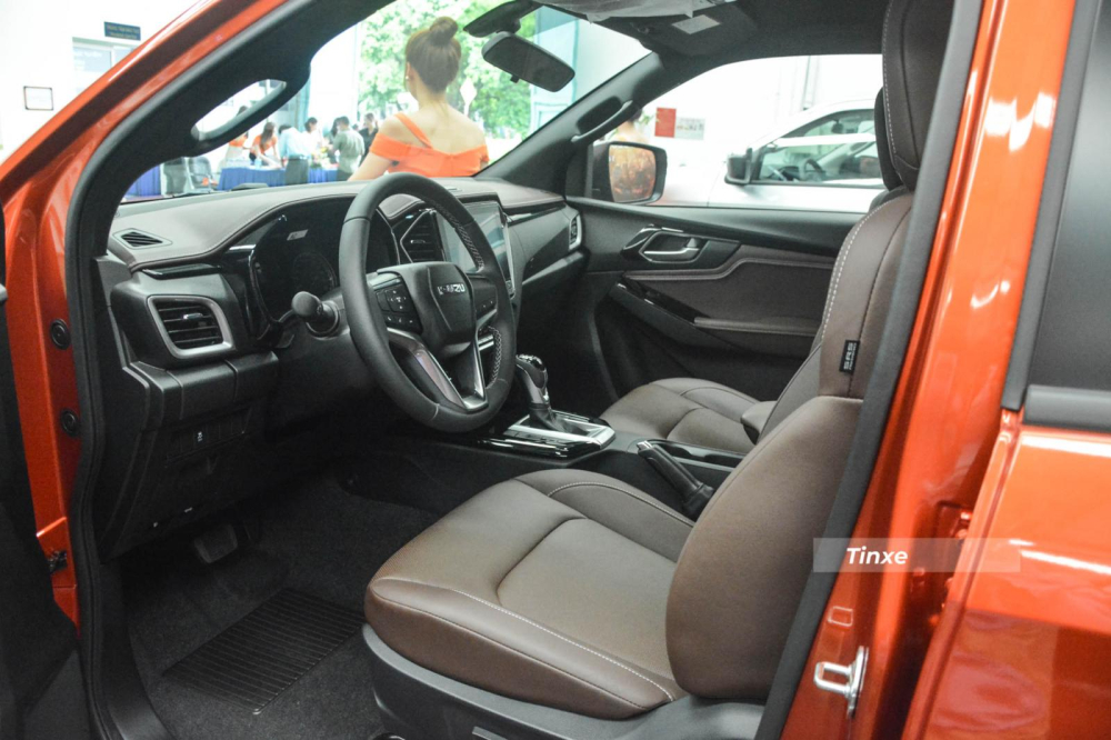 Hàng ghế thứ 1 trên 2 phiên bản Isuzu D-Max Prestige LS số sàn và số tự động đều là dạng chỉnh cơ, còn với bản Isuzu D-Max Type Z AT 4x4 2021 chỉnh điện 8 hướng. Nắp hộc đựng đồ tiện ích trung tâm hay nắp hộc đựng đồ tiện ích phía trước của Isuzu D-Max 2021 bản cao cấp nhất đều được bọc da thay vì nhựa PVC như 2 bản còn lại.