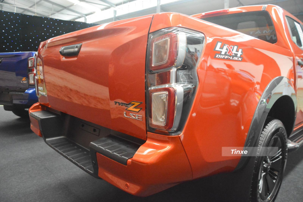 Các chi tiết thay đổi tiếp theo giữa Isuzu D-Max Type Z và 2 bản thấp Prestige LS sẽ là tay nắm cửa thùng màu đen và màu bạc. Ngoài ra vẫn là cản sau có 2 bậc và lót sàn thùng xe. Đèn hậu xe Isuzu D-Max 2021 cũng sửa đổi lại thiết kế.