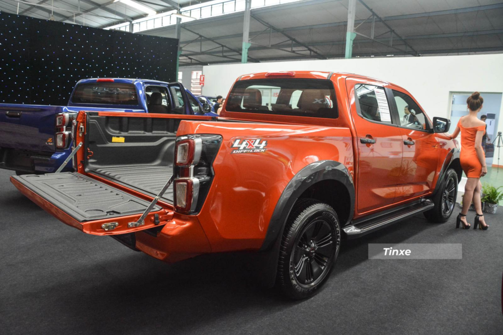 Các trang bị an toàn có trên cả 3 phiên bản Isuzu D-Max 2021 là hệ thống chống bó cứng ABS, phân bổ lực phanh điện tử EBD, hỗ trợ phanh khẩn cấp BA, cân bằng điện tử, kiểm soát lực kéo, hỗ trợ khởi hành ngang dốc/xuống dốc và đặc biệt là hệ thống BOS hỗ trợ phanh khẩn cấp khi phát hiện người lái đạp chân ga và chân phanh cùng lúc. Isuzu D-Max Type Z AT 4x4 2021 sẽ có đến 7 túi khí trong khi 2 phiên bản còn lại chỉ trang bị 2 túi khí