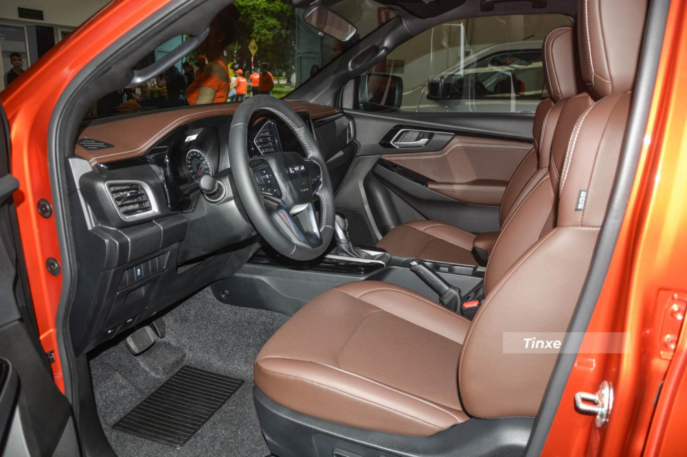 Tiến vào bên trong khoang lái, Isuzu D-Max Type Z cũng có nhiều khác biệt và trang bị ấn tượng hơn so với 2 bản thấp Prestige LS.