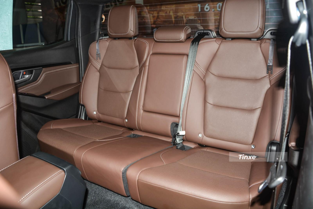 Isuzu D-Max Type Z AT 4x4 2021 có ghế ngồi bọc da cao cấp với tông màu nâu, còn với 2 phiên bản còn lại có ghế ngồi dạng nỉ cao cấp. Hàng ghế thứ 2 của 3 phiên bản đều có thể gập lại theo tỷ lệ 60:40 và có tựa tay ở giữa.