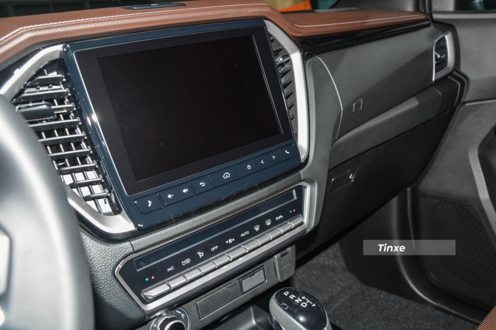 Một khác biệt quan trọng tiếp theo đó chính là việc Isuzu D-Max Prestige LS bản số sàn và số tự động được trang bị hệ thống giải trí chỉ có màn hình cảm ứng 7 inch, đi kèm là kết nối Bluetooth/USB. Trong khi đó, phiên bản Isuzu D-Max Type Z AT 4x4 2021 có màn hình cảm ứng lên đến 9 inch có kết nối Bluetooth nhưng quan trọng hơn là tích hợp Apple Car Play và Android Auto.
