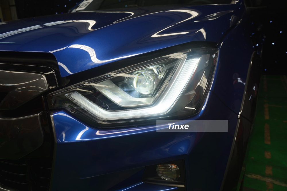 Đầu tiên đập vào mắt người xem Isuzu D-Max 2021 chính là thiết kế đèn pha cá tính của mẫu xe bán tải này đã được sửa đổi lại thiết kế. Trong đó, Isuzu D-Max Prestige LS vẫn sử dụng đèn pha BI-LED nhưng chỉ được điều chỉnh độ cao bằng tay, trong khi đó, Isuzu D-Max Type Z lại điều chỉnh độ cao tự động. Cả 3 phiên bản này đều tích hợp thêm tích hợp đèn LED chạy ban ngày.