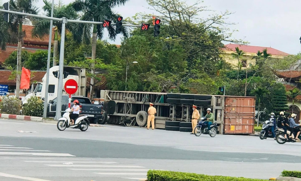 Lực lượng chức năng c&oacute; mặt tại hiện trường vụ tai nạn