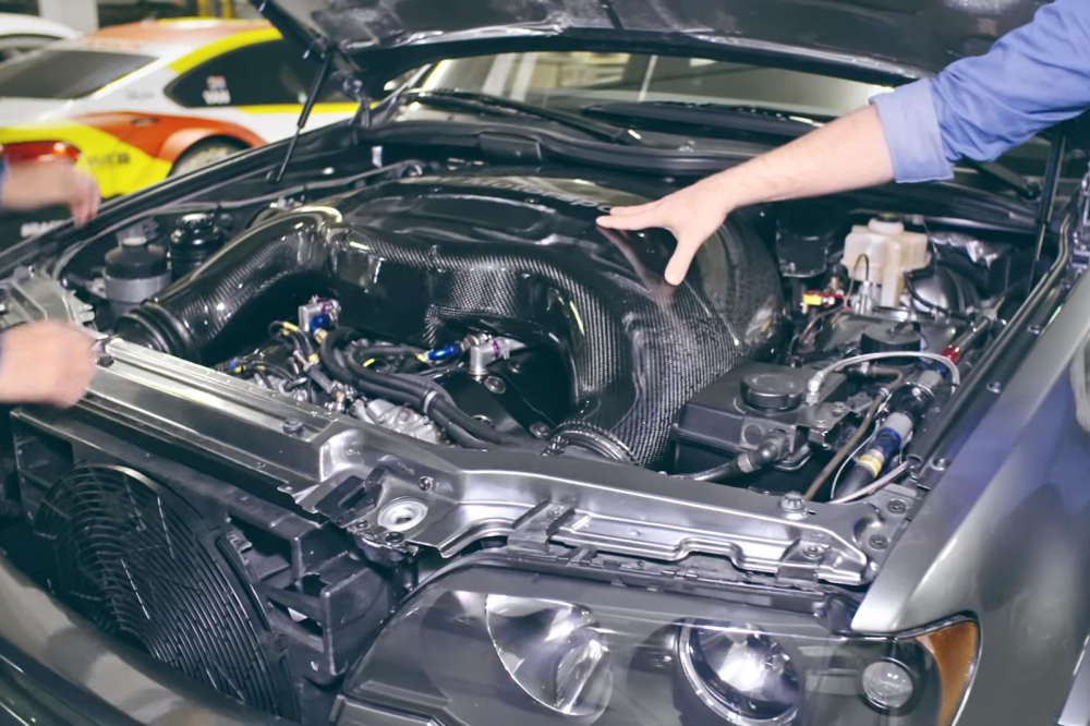 Nó có trang bị một khối động cơ V12 giống như McLaren F1 bản xe đua