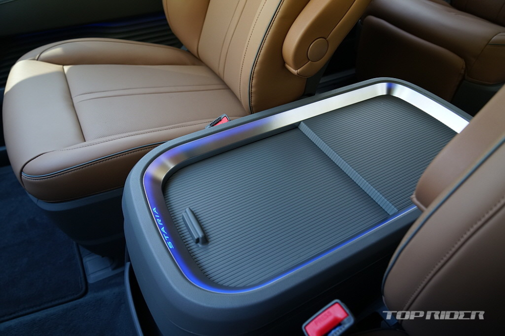 Bệ t&igrave; tay của Hyundai Staria 2021