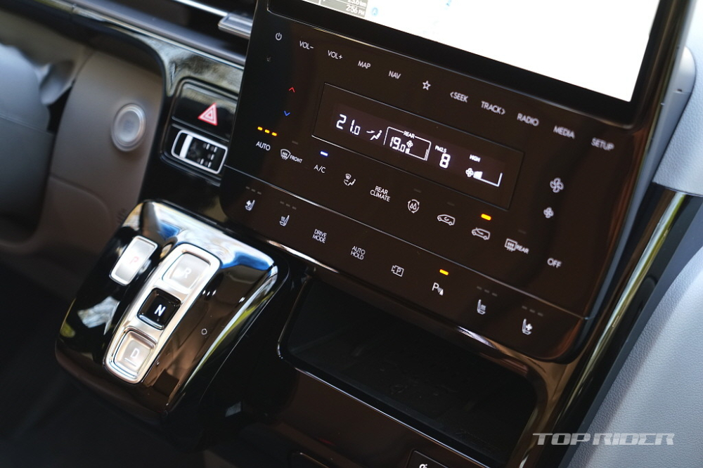 N&uacute;t bấm chuyển số của Hyundai Staria 2021