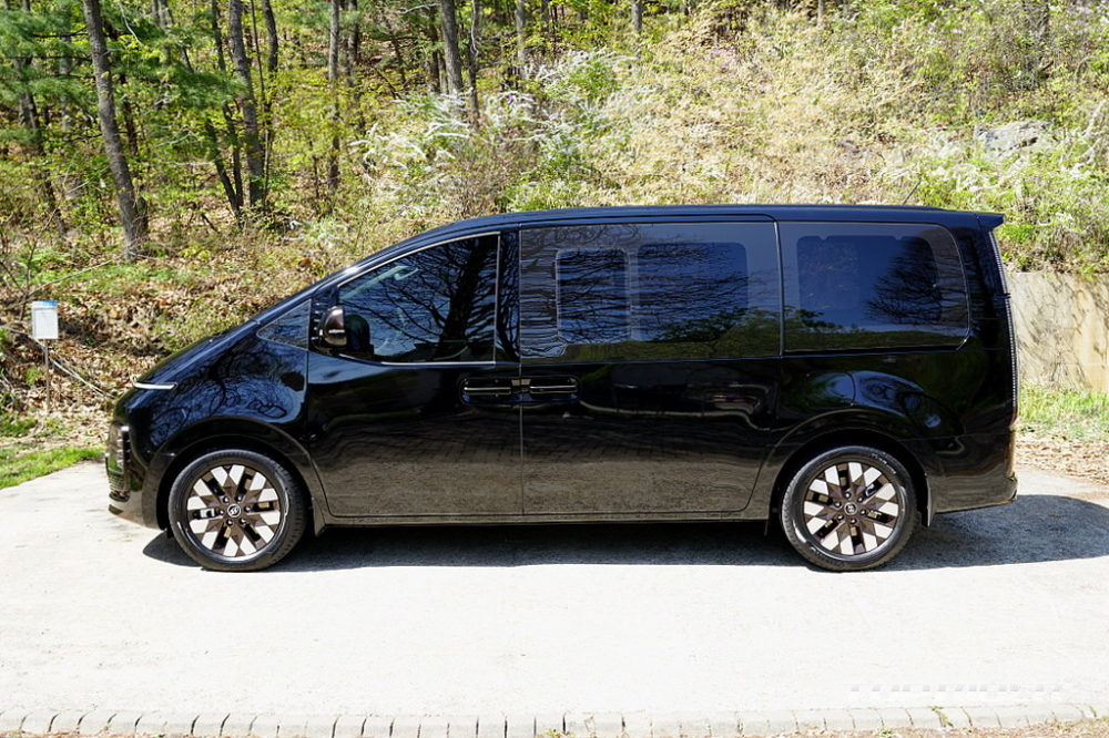 Hyundai Staria 2021 c&oacute; k&iacute;ch thước lớn