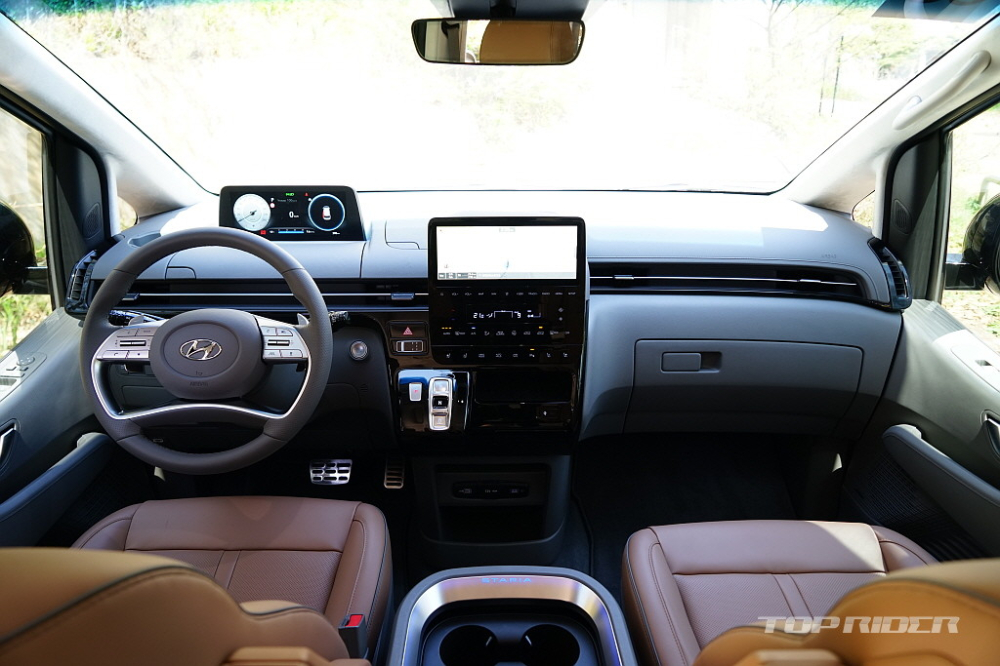 Nội thất b&ecirc;n trong Hyundai Staria 2021