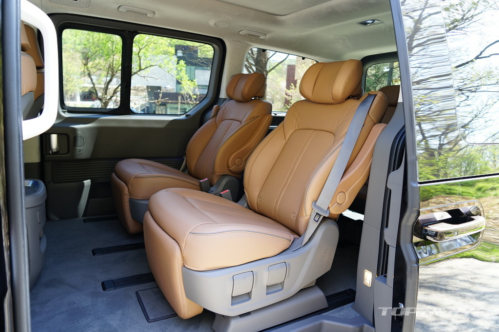 2 ghế thương gia của Hyundai Staria 2021