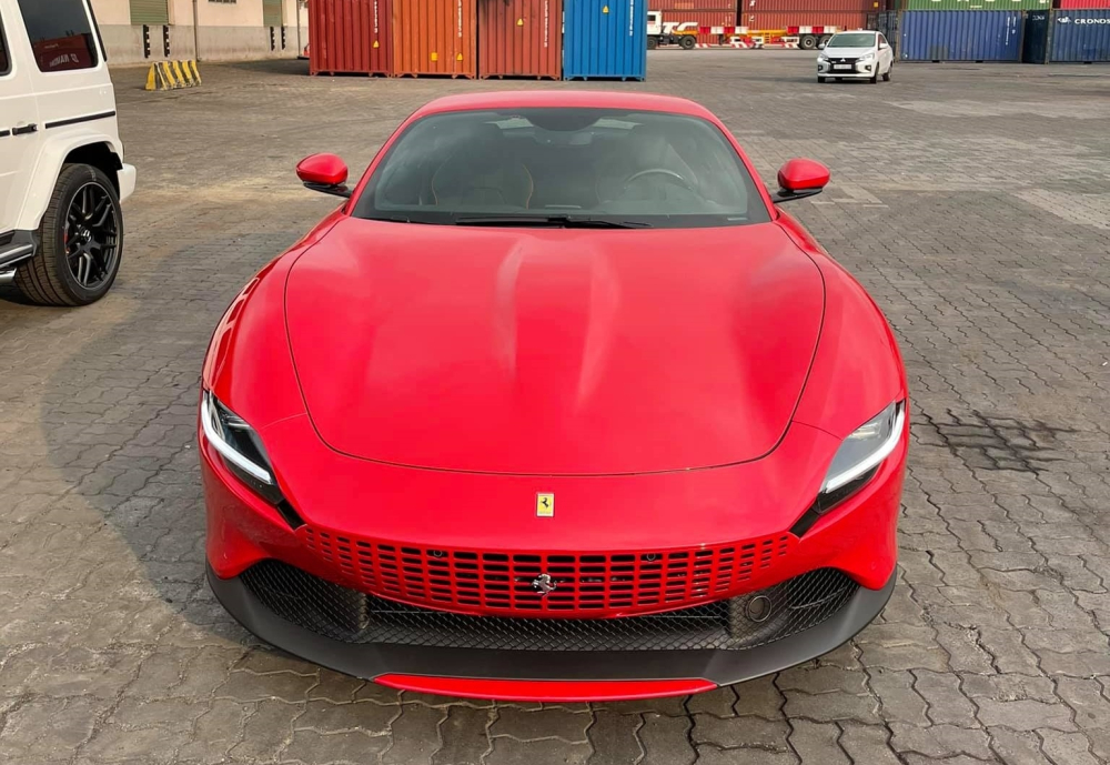 Thiết kế phần đầu của si&ecirc;u xe Ferrari Roma