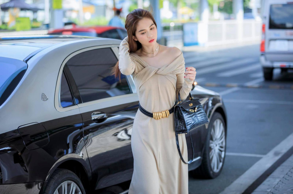 Ngọc Trinh c&ugrave;ng xe si&ecirc;u sang Mercedes-Maybach S560