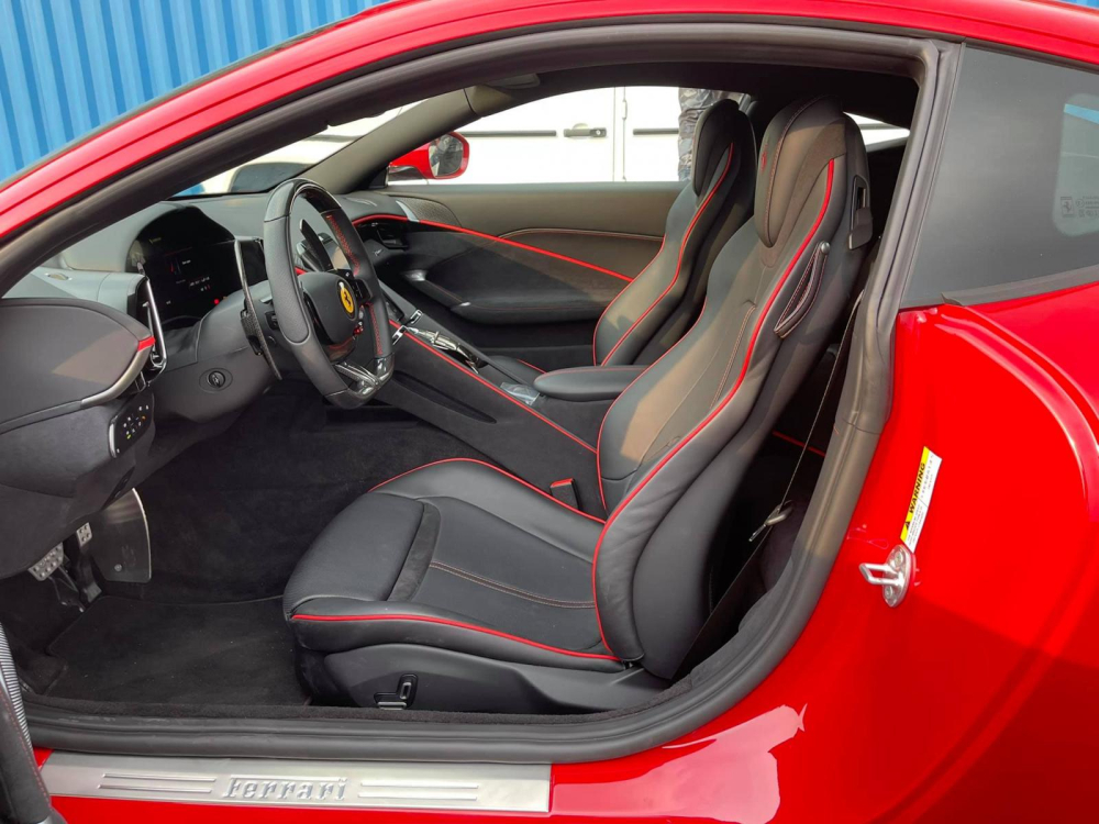 Si&ecirc;u xe Ferrari Roma n&agrave;y c&oacute; nội thất đen c&ugrave;ng sọc m&agrave;u đỏ