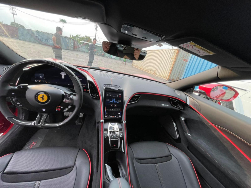 To&agrave;n bộ khoang l&aacute;i của si&ecirc;u xe Ferrari Roma
