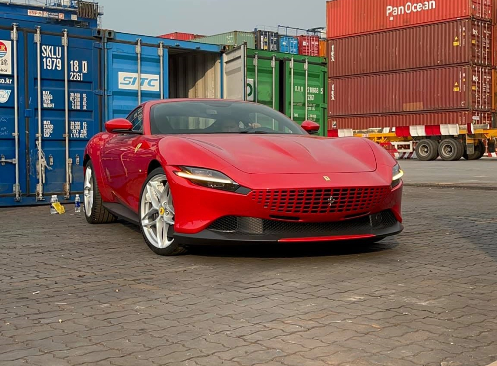 Si&ecirc;u xe 4 chỗ ngồi Ferrari Roma thứ 2 về nước