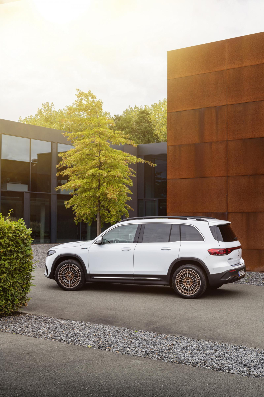 Mercedes-Benz EQB 2021 d&ugrave;ng v&agrave;nh 20 icnh m&agrave;u v&agrave;ng hồng