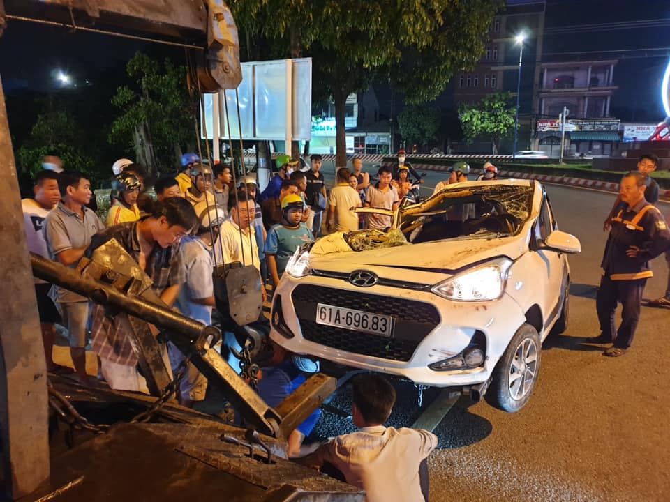 Chiếc ô tô Hyundai Grand i10 bị bẹp dúm sau vụ tai nạn Chiếc ô tô Hyundai Grand i10 bị bẹp dúm sau vụ tai nạn