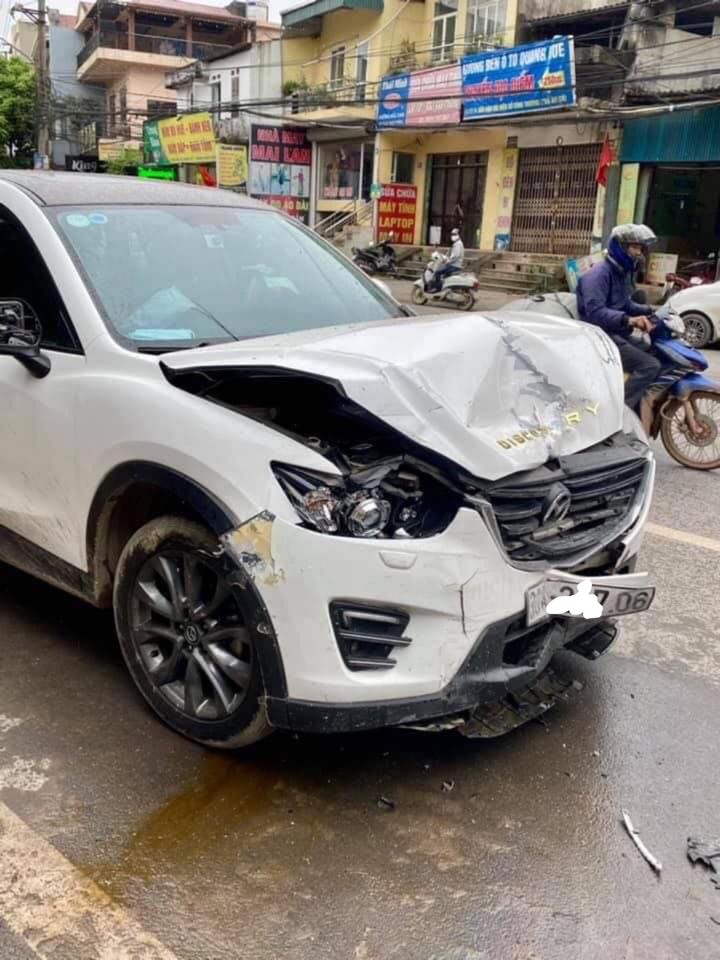 Chiếc Mazda CX-5 bị biến dạng ở đầu xe