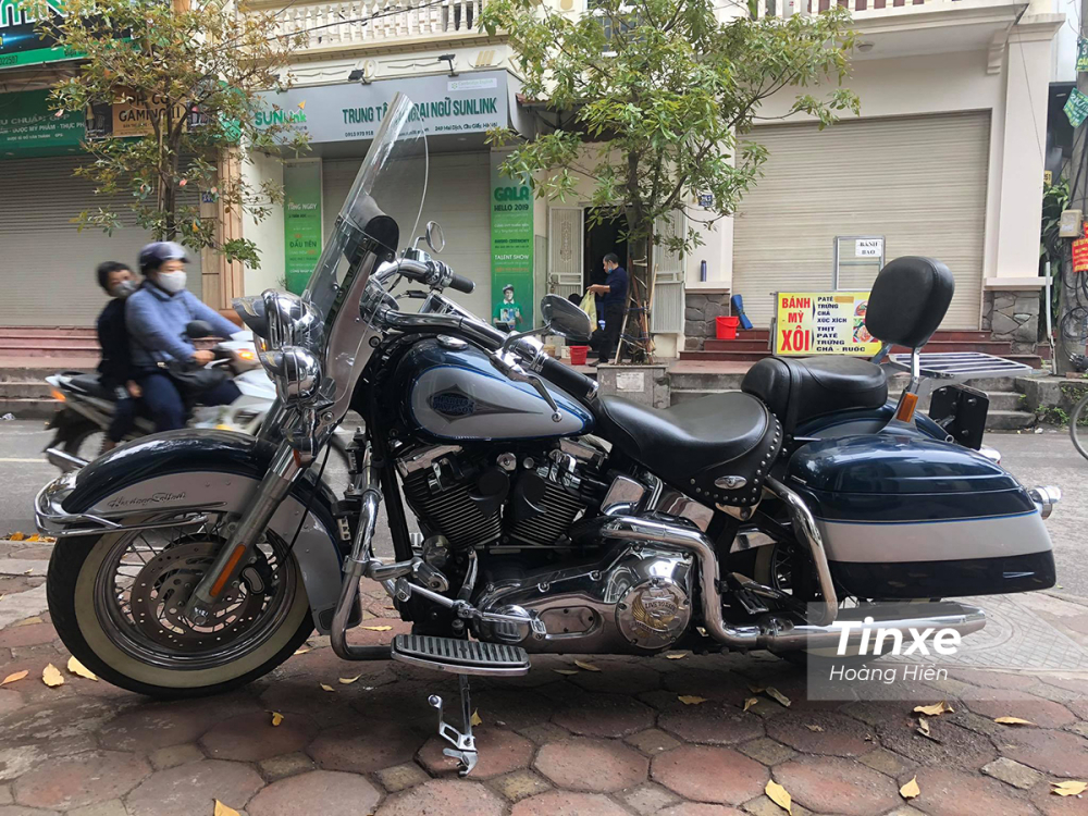 Lúc ban đầu, chiếc Harley-Davidson Heritage Softtail sở hữu kiểu dáng có phần hơi cổ điển pha chút cũ kỹ do những đường nét thiết kế đã là của thập kỷ trước. Lúc ban đầu, chiếc Harley-Davidson Heritage Softtail sở hữu kiểu dáng có phần hơi cổ điển pha chút cũ kỹ do những đường nét thiết kế đã là của thập kỷ trước.