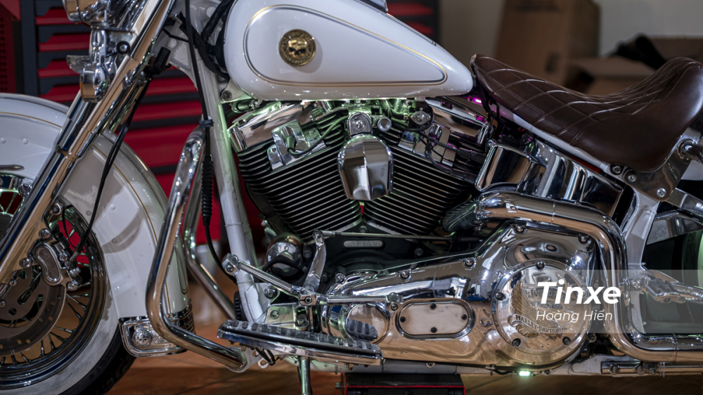 Chiếc Harley-Davidson Heritage Softtail được đánh bóng lại dàn khung xe, các chi tiết cần phải mạ lại chrome cũng được xử lý và khối động cơ gần 20 tuổi đã trở nên sáng bóng như mới. Chiếc Harley-Davidson Heritage Softtail được đánh bóng lại dàn khung xe, các chi tiết cần phải mạ lại chrome cũng được xử lý và khối động cơ gần 20 tuổi đã trở nên sáng bóng như mới.