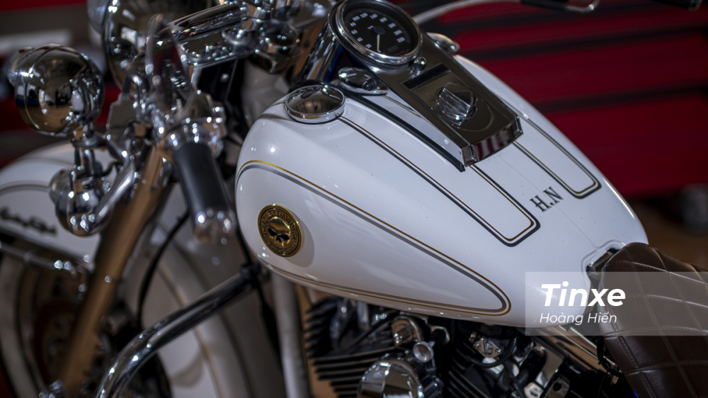 Riêng phần bình xăng của Harley-Davidson Heritage Softtail được giữ nguyên và chuyển sang màu sơn trắng cùng với một số hoạt tiết vàng-bạc nhũ tạo sự nổi bật cho chiếc xe. Riêng phần bình xăng của Harley-Davidson Heritage Softtail được giữ nguyên và chuyển sang màu sơn trắng cùng với một số hoạt tiết vàng-bạc nhũ tạo sự nổi bật cho chiếc xe.