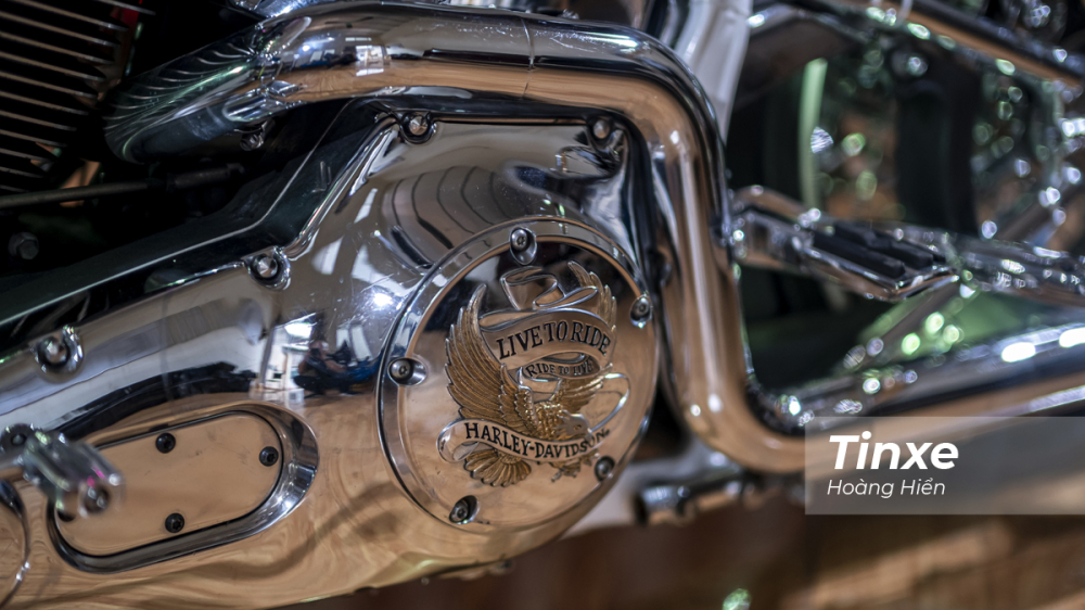 Các hoạ tiết zin theo xe như logo Harley-Davidson Live To Ride được giữ nguyên vì vẫn phù hợp với kiểu dáng mới của chiếc Harley-Davidson Heritage Softtail. Các hoạ tiết zin theo xe như logo Harley-Davidson Live To Ride được giữ nguyên vì vẫn phù hợp với kiểu dáng mới của chiếc Harley-Davidson Heritage Softtail.