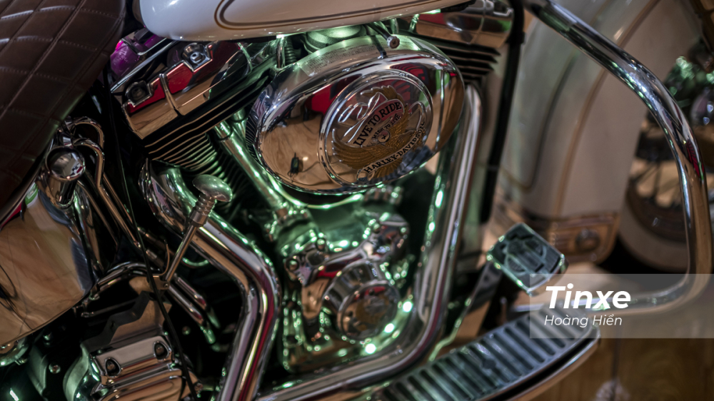 Bên cạnh hộp số 5 cấp thì chiếc Harley-Davidson Heritage Softtail còn được trang bị số lùi giúp chủ xe xoay sở thuận tiện hơn. Ngoài ra, đây có thể sẽ là tiền đề để chủ xe có thể nâng cấp thành một chiếc xe ba bánh sidecar. Bên cạnh hộp số 5 cấp thì chiếc Harley-Davidson Heritage Softtail còn được trang bị số lùi giúp chủ xe xoay sở thuận tiện hơn. Ngoài ra, đây có thể sẽ là tiền đề để chủ xe có thể nâng cấp thành một chiếc xe ba bánh sidecar.