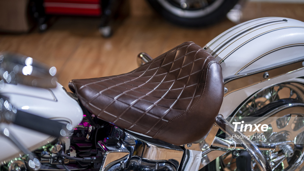 Phần yên da cũ của Harley-Davidson Heritage Softtail cũng đã được bọc lại thành yên solo với da màu nâu tạo hình quả trám. Phần yên da cũ của Harley-Davidson Heritage Softtail cũng đã được bọc lại thành yên solo với da màu nâu tạo hình quả trám.