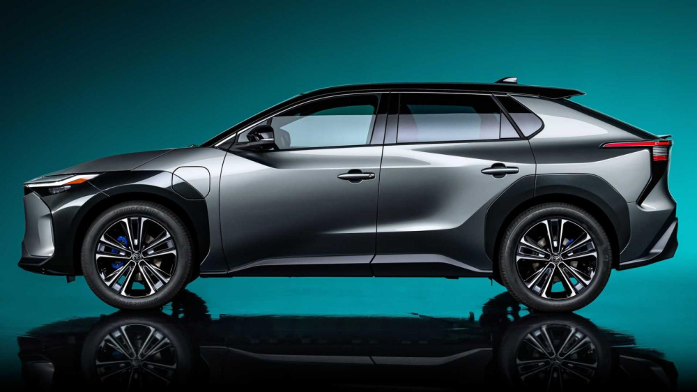 Ph&iacute;a b&ecirc;n sườn của Toyota bZ4X
