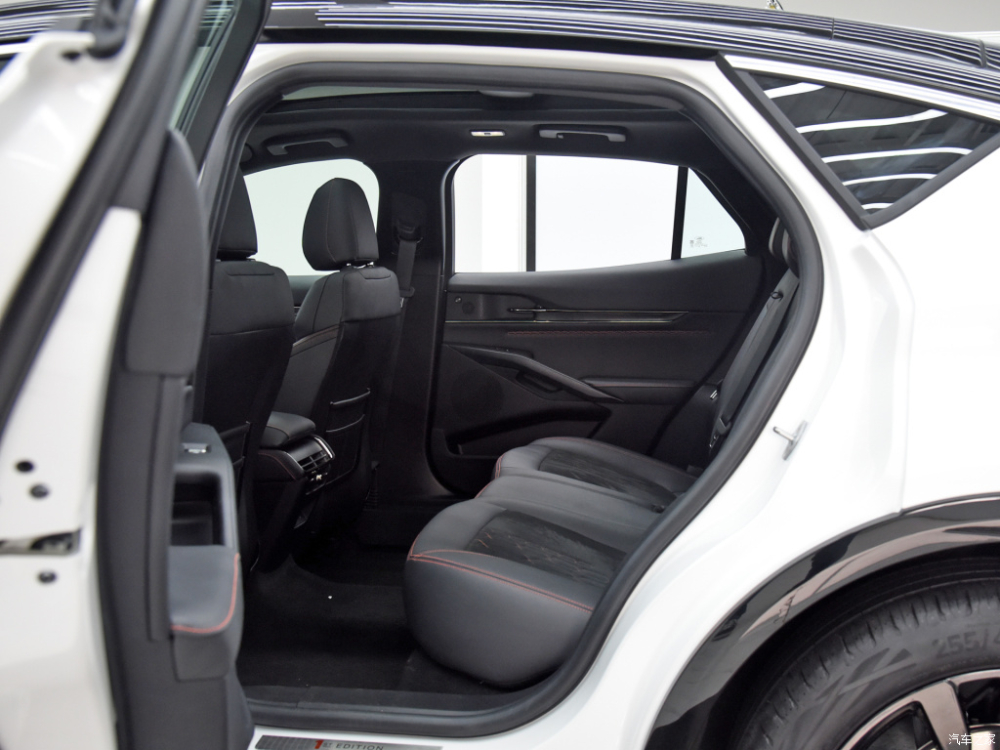 H&agrave;ng ghế sau của Ford Evos