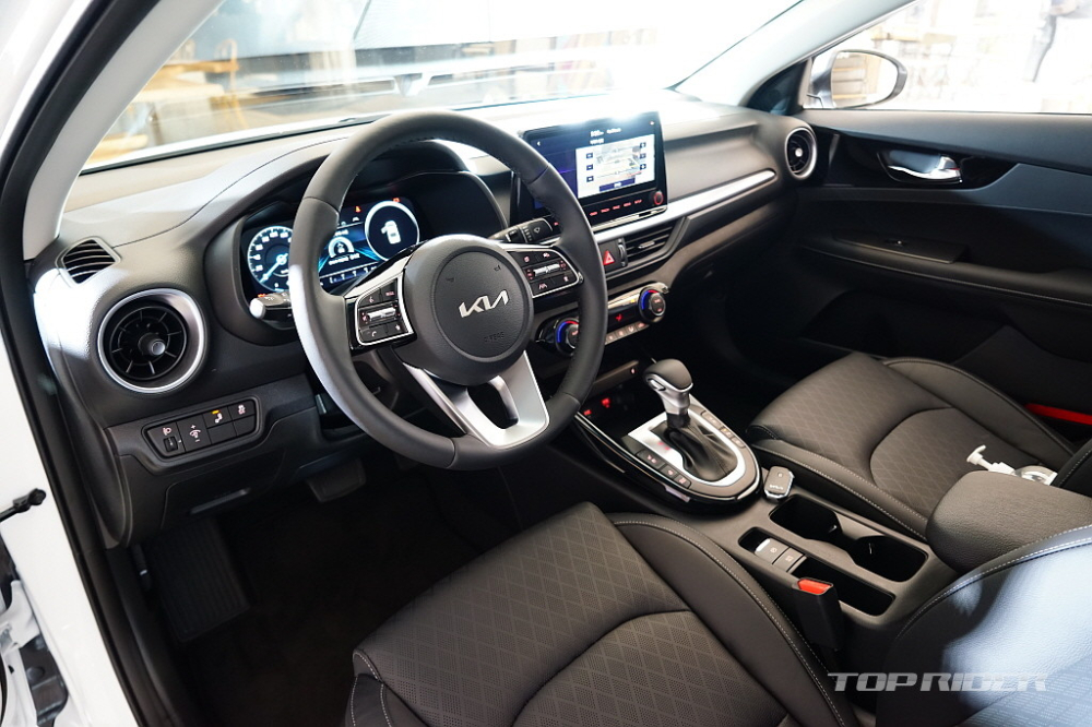 Vô lăng của Kia Cerato 2021 bản sedan