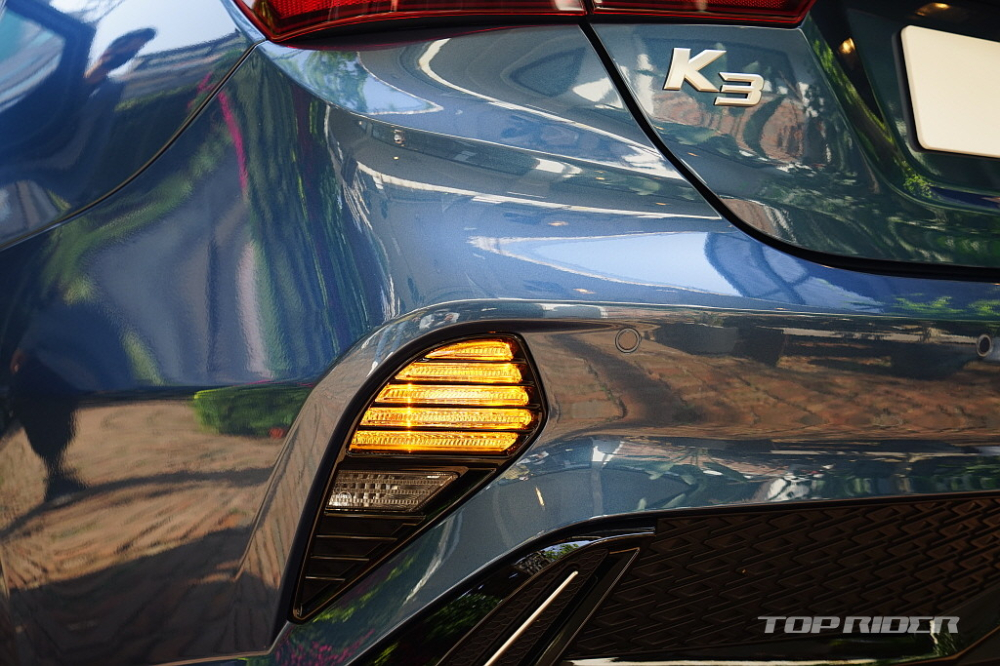 Đèn sương mù kiêm đèn phản quang của Kia Cerato 2021 bản sedan