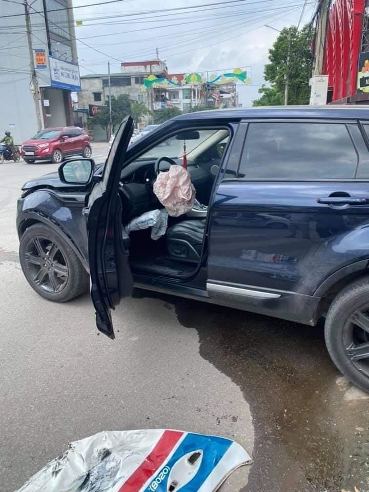 T&uacute;i kh&iacute; b&ecirc;n trong chiếc Range Rover bung ra