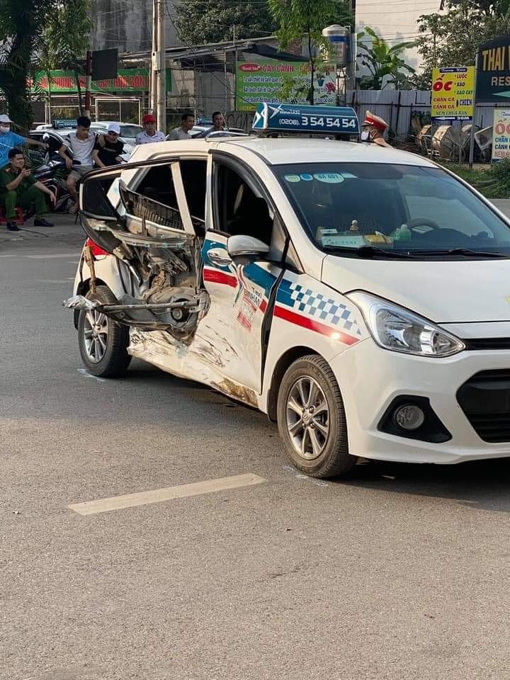 Chiếc taxi bẹp d&uacute;m phần sườn xe b&ecirc;n phải
