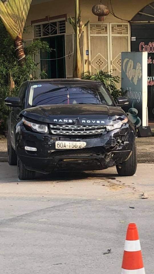 Chiếc Range Rover biến dạng đầu xe