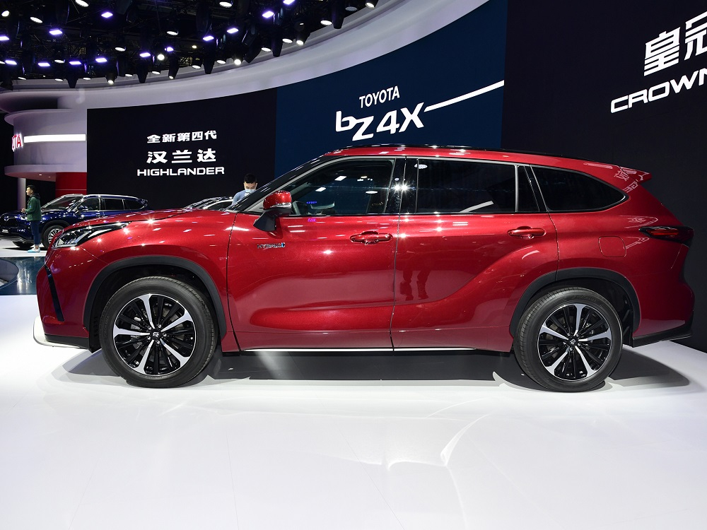 Toyota Crown Kluger thuộc ph&acirc;n kh&uacute;c SUV cỡ trung