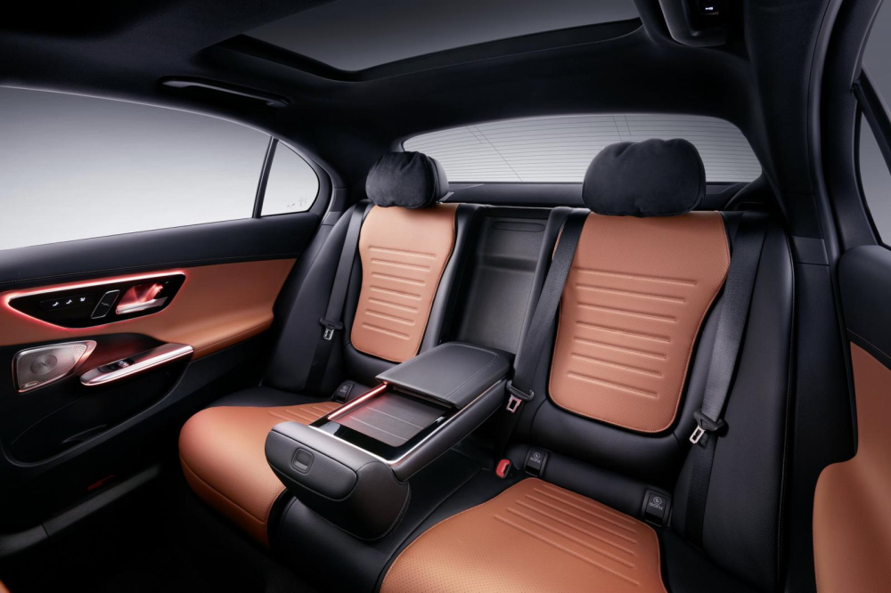 Hàng ghế sau của C-Class L rất rộng rãi Hàng ghế sau của C-Class L rất rộng rãi