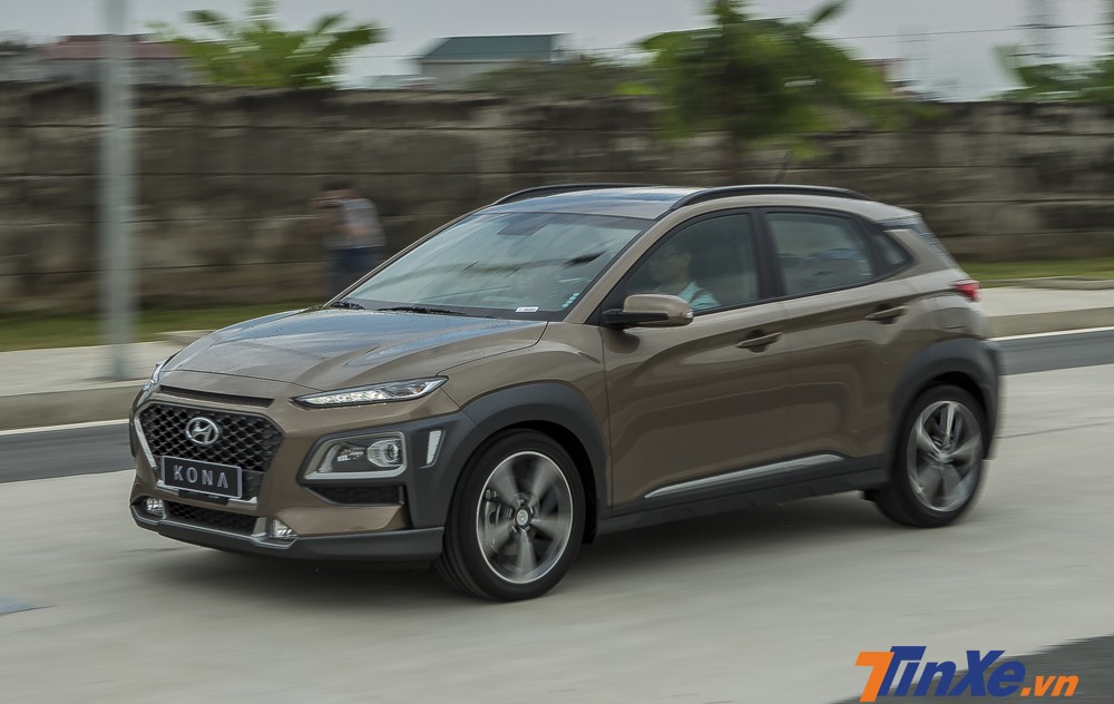 Hyundai Kona từng l&agrave; mẫu xe số 1 ph&acirc;n kh&uacute;c nhưng nhanh ch&oacute;ng bị hạ bệ sau khi Kia Seltos xuất hiện.