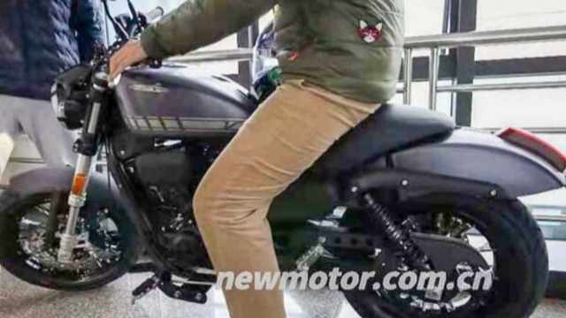 Xe được trang bị khối động cơ V-twin 300 phân khối