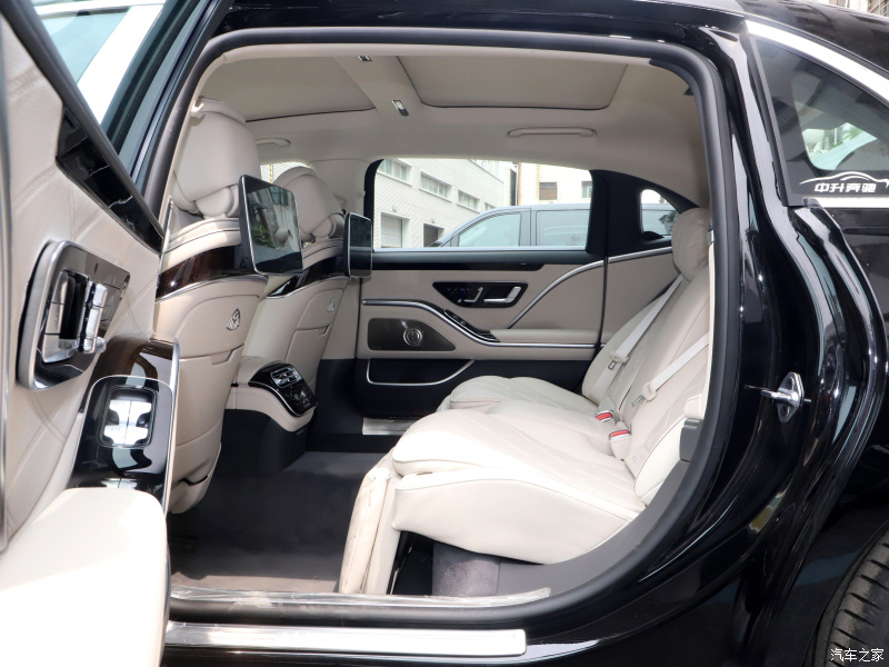 Hàng ghế sau rộng rãi của Mercedes-Maybach S480 2021 Hàng ghế sau rộng rãi của Mercedes-Maybach S480 2021