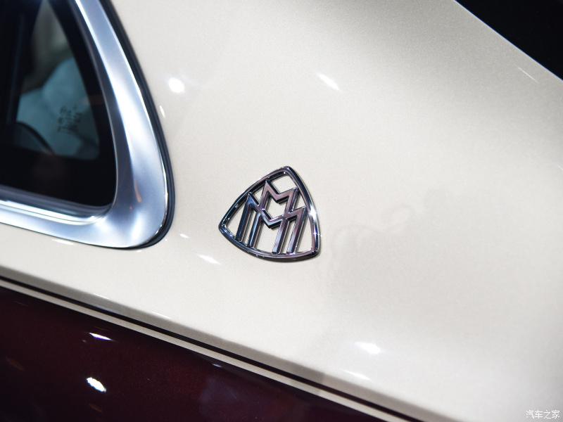 Logo Maybach trên côt jC của Mercedes-Maybach S480 2021 Logo Maybach trên côt jC của Mercedes-Maybach S480 2021