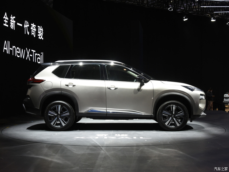 Nissan X-Trail 2021 nh&igrave;n b&ecirc;n sườn