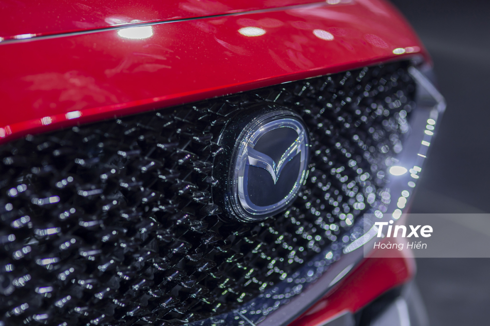 Logo Mazda được tích hợp thêm radar cảnh báo của hệ thống an toàn chủ động i-ActivSense.