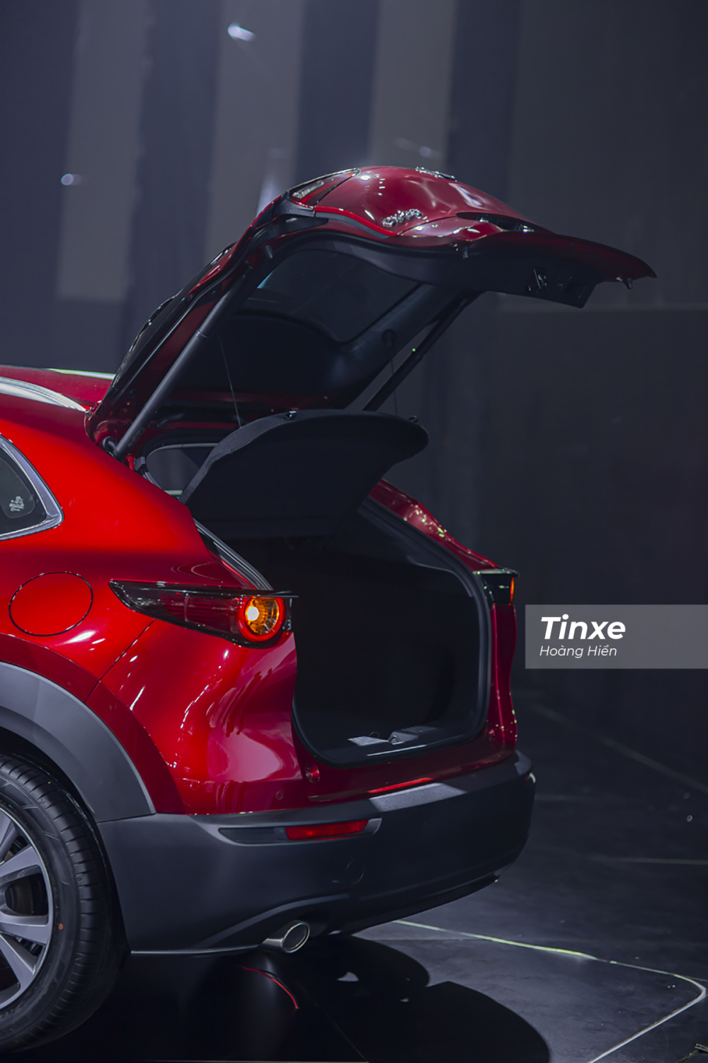 Mazda CX-30 sở hữu cốp sau mở điện tự động thông qua nút bấm.