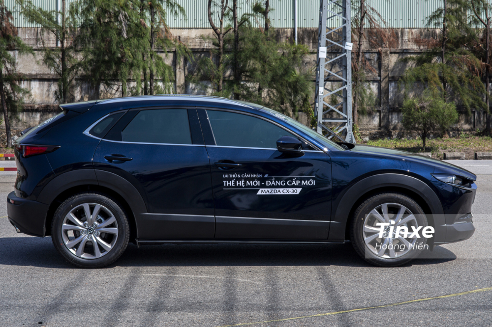 Nếu chỉ nhìn ảnh thì Mazda CX-30 có gì đó hơi giống Mazda3 Sport nhưng được nâng gầm.