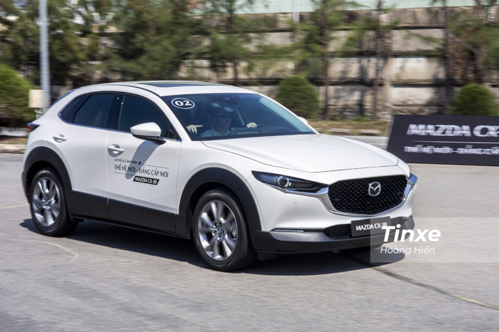 Mazda CX-30 cho cảm giác lái tốt với vô-lăng và chân ga vừa đủ cùng với sức mạnh động cơ ấn tượng.
