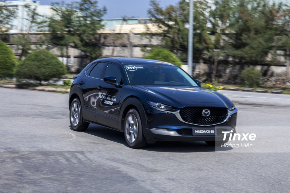 Tuy nhiên, hệ thống treo của Mazda CX-30 chưa thực sự êm ái khi đi qua những đoạn đường xấu.