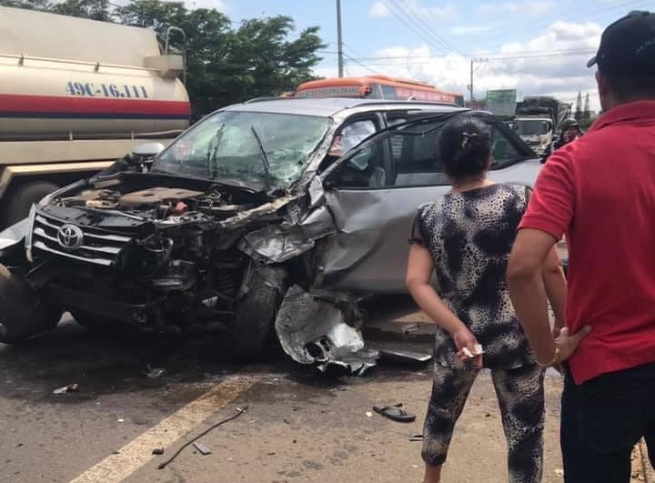 Xe Toyota Fortuner vỡ n&aacute;t hết phần đầu xe 