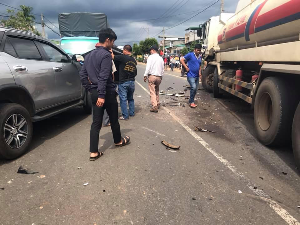 Người d&acirc;n theo d&otilde;i vụ tai nạn